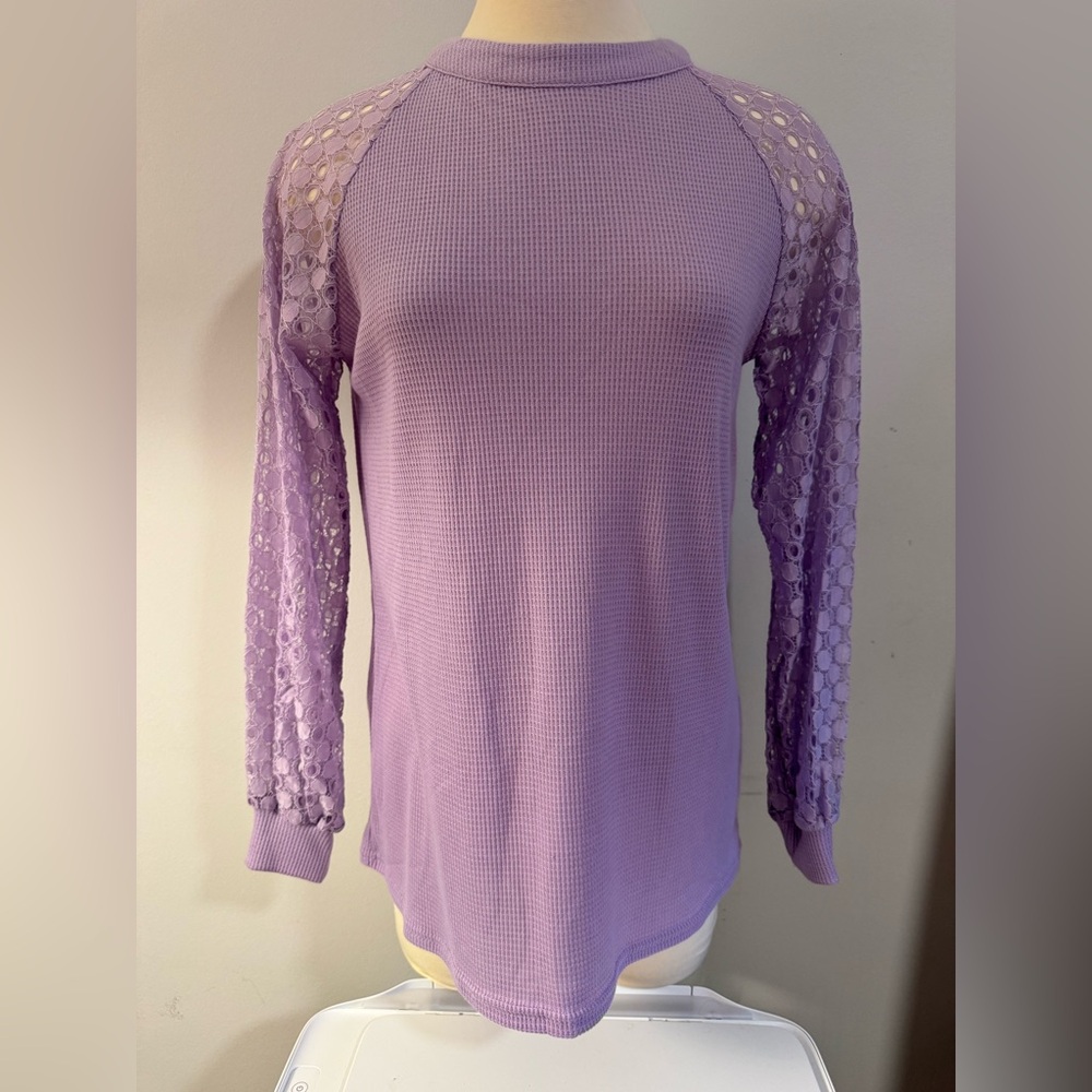 BNWT Light Purple Lace-Sleeve Women's Top size M